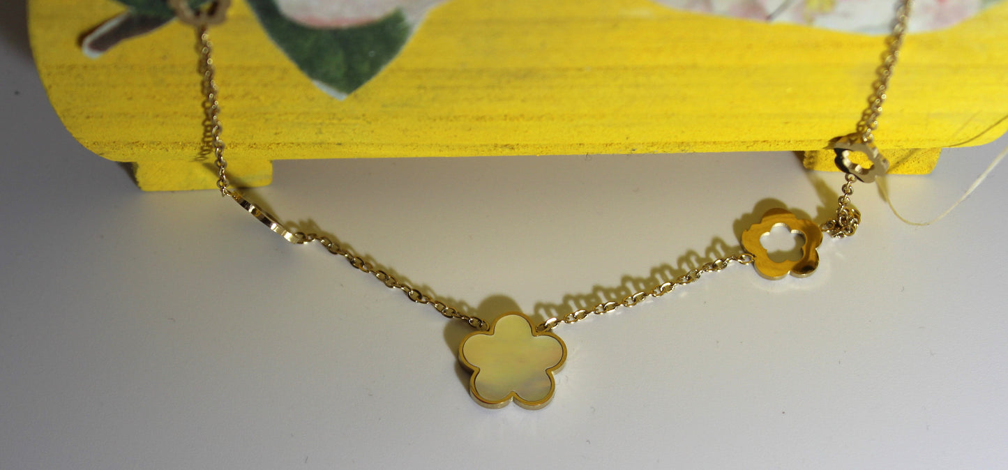 Halskette mit Perlmuttblume