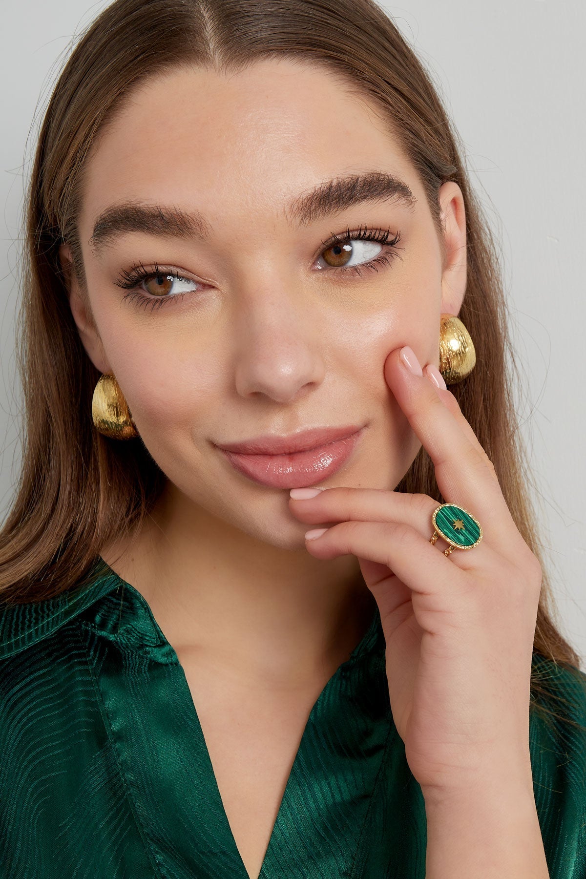 Modella con anello in acciaio con pietra e stella 